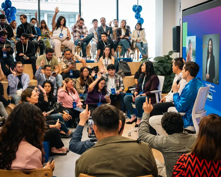 Panel de marcas en un evento de Tiendanube